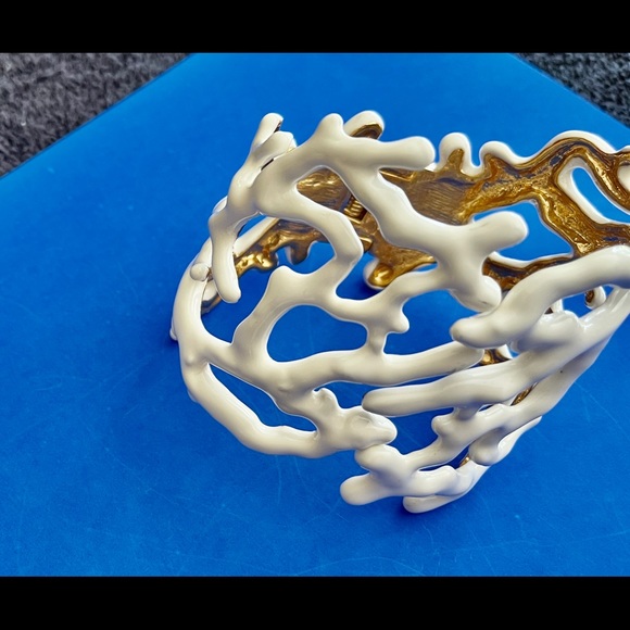 KJL Highly Collectible. Rare White Coral opening by hinges - Picture 4 of 13